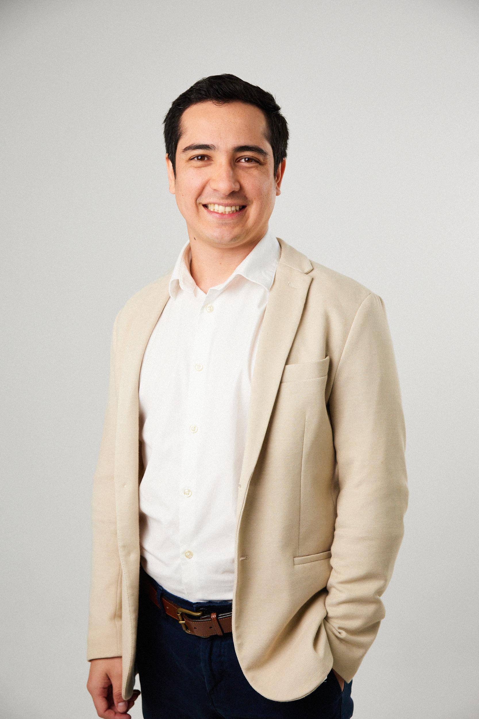 Dr. Roberto González